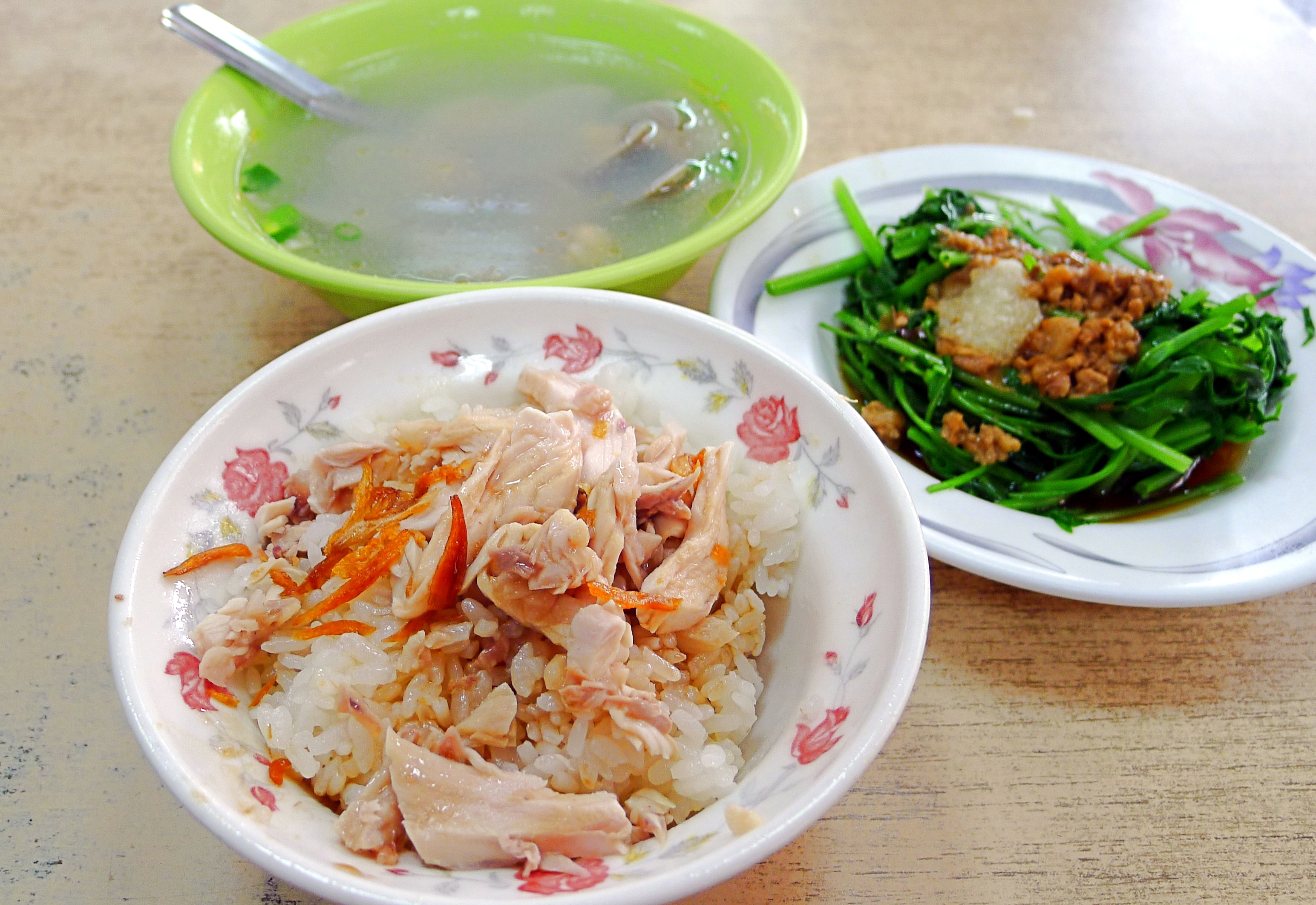 一盤熱騰騰的火雞肉飯，白飯上均勻鋪上細絲火雞肉，淋上金黃醬汁，並點綴著炸至酥脆的紅蔥頭