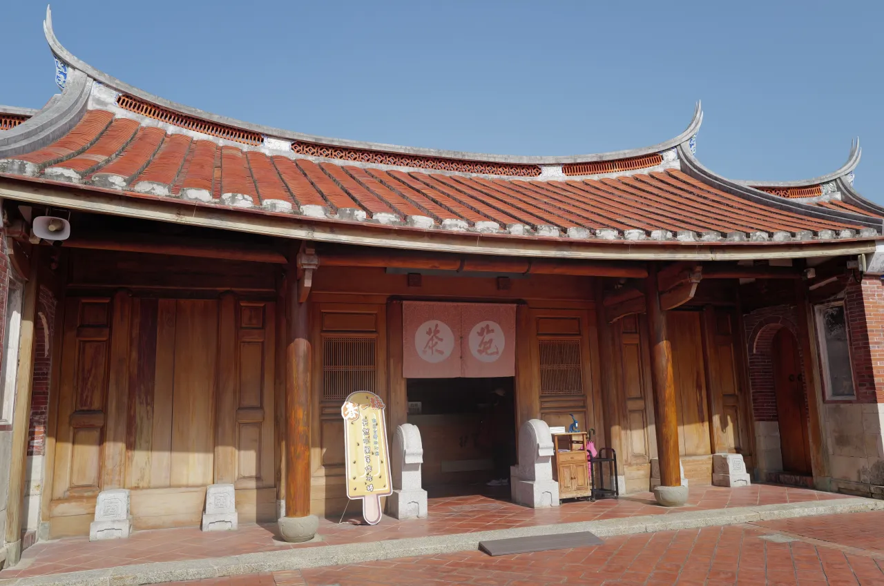 鳳儀書院內歷史場景重現雕像，展示清代官員騎馬、士兵持械等人物造型，生動呈現古代書院生活情境